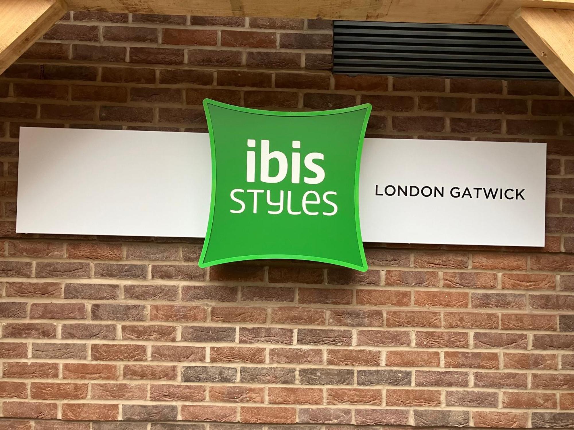 Ibis Styles London Gatwick Airport Hotel Crawley  Buitenkant foto