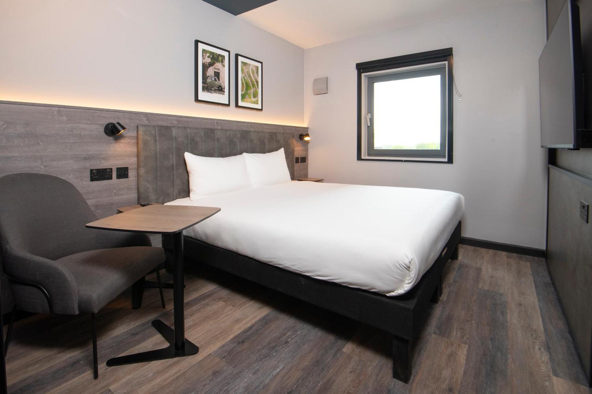 Ibis Styles London Gatwick Airport Hotel Crawley  Buitenkant foto