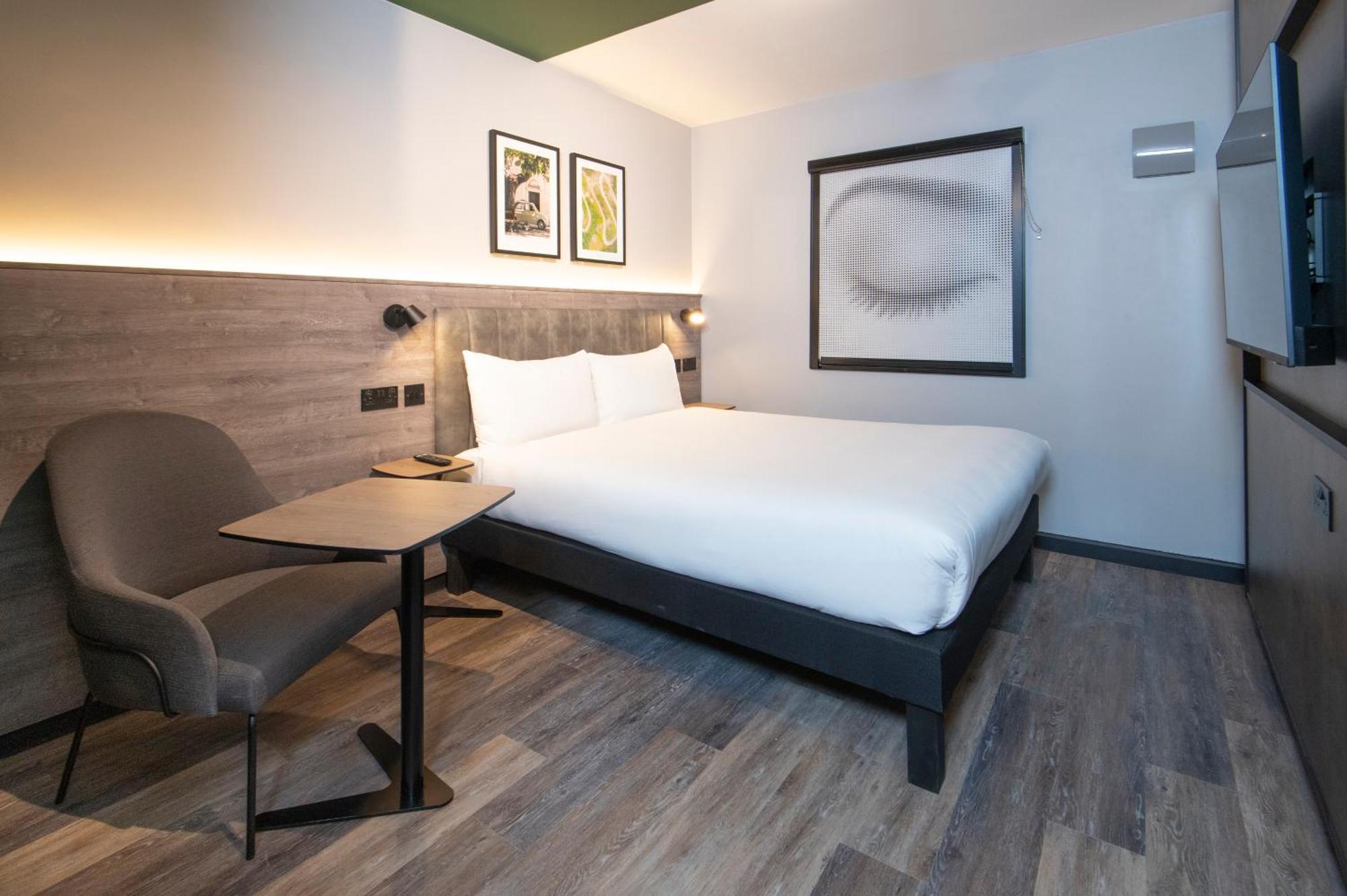 Ibis Styles London Gatwick Airport Hotel Crawley  Buitenkant foto