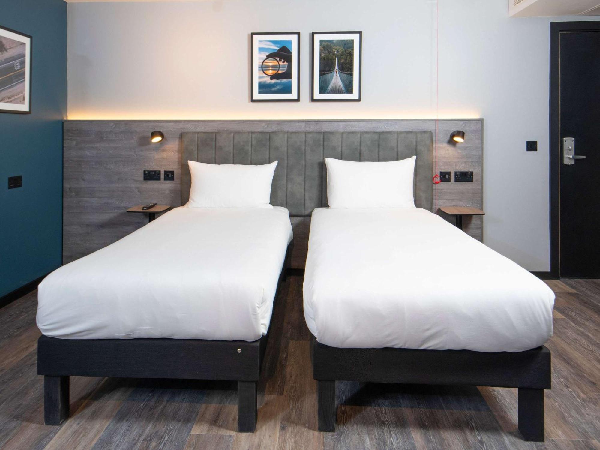 Ibis Styles London Gatwick Airport Hotel Crawley  Buitenkant foto