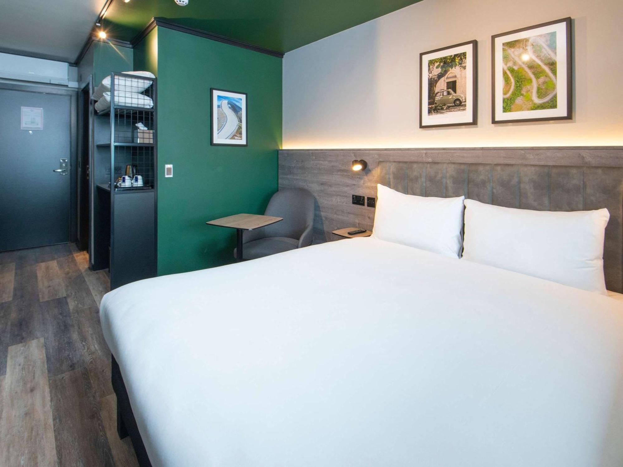 Ibis Styles London Gatwick Airport Hotel Crawley  Buitenkant foto