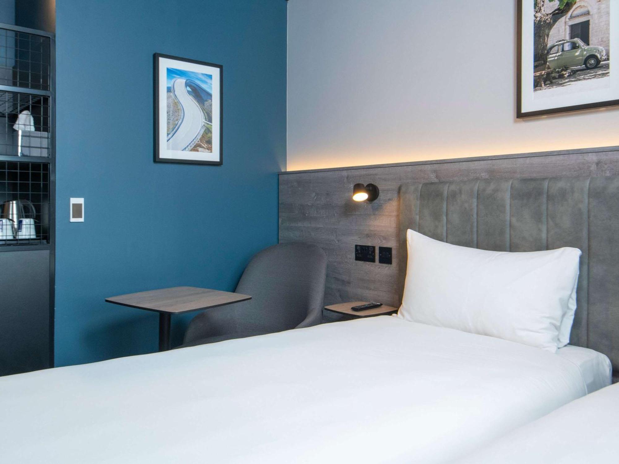 Ibis Styles London Gatwick Airport Hotel Crawley  Buitenkant foto