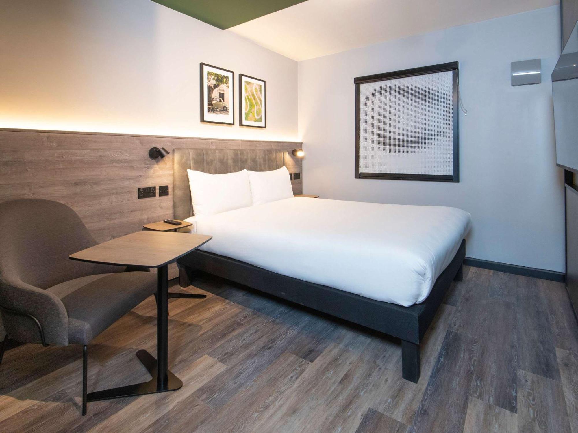 Ibis Styles London Gatwick Airport Hotel Crawley  Buitenkant foto