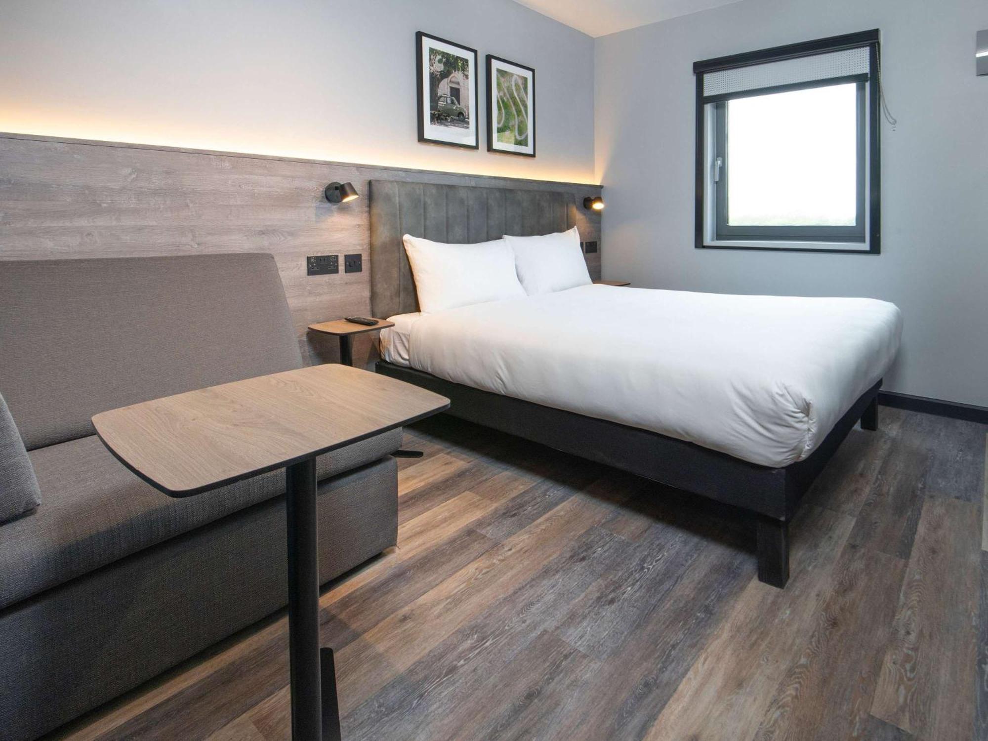 Ibis Styles London Gatwick Airport Hotel Crawley  Buitenkant foto