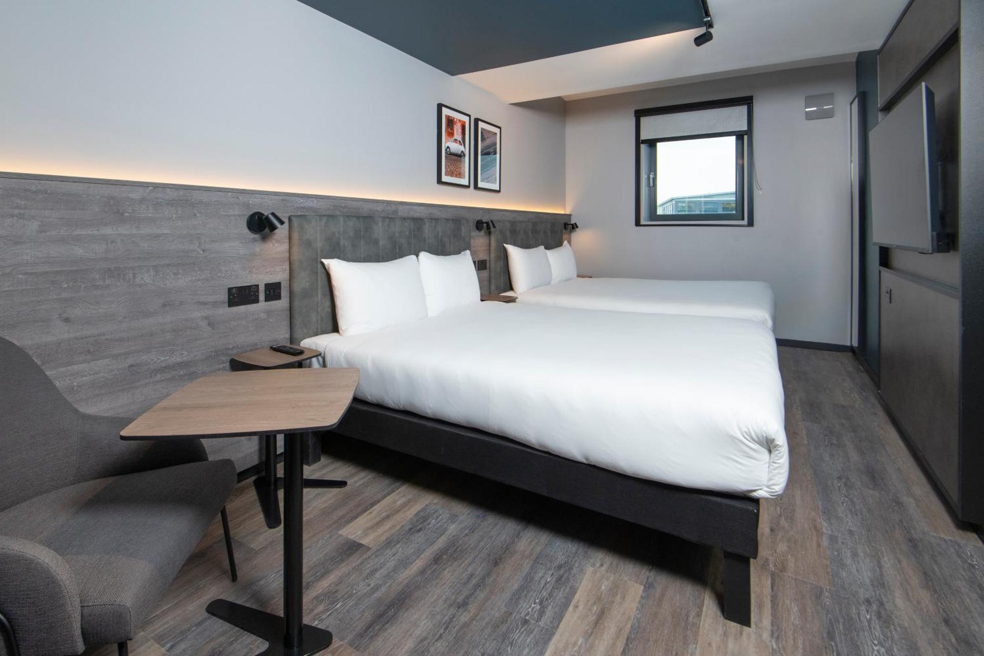 Ibis Styles London Gatwick Airport Hotel Crawley  Buitenkant foto