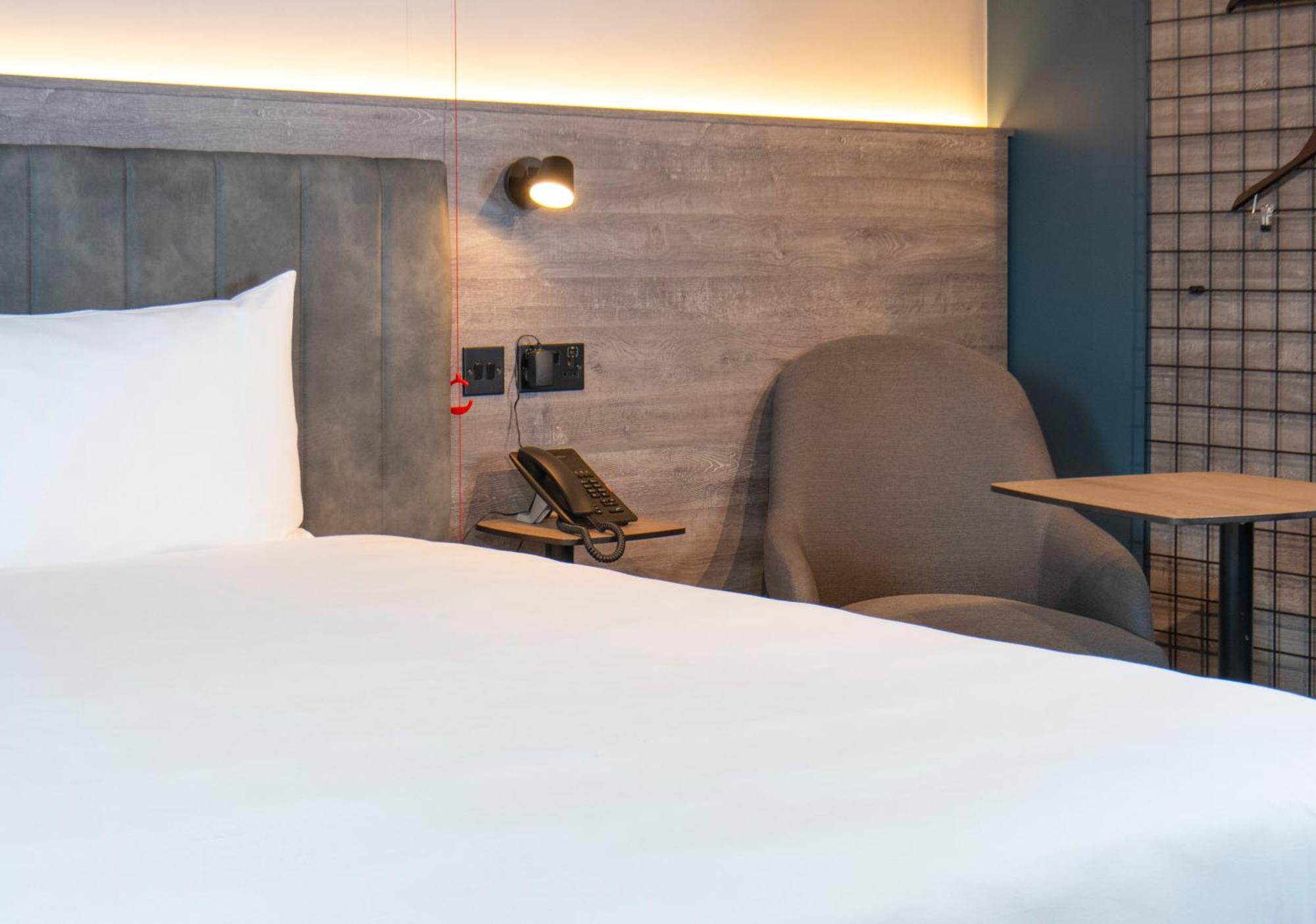 Ibis Styles London Gatwick Airport Hotel Crawley  Buitenkant foto
