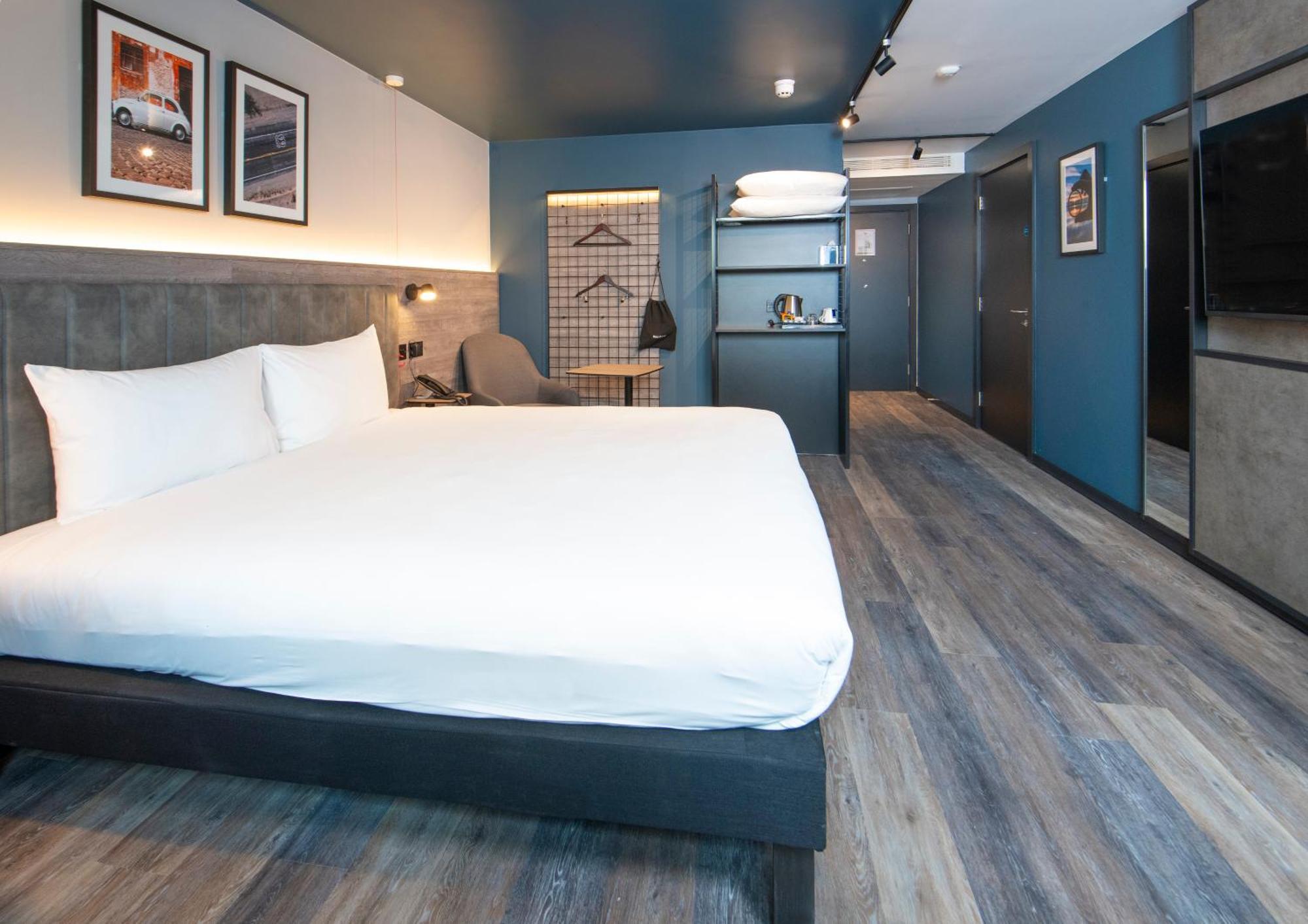 Ibis Styles London Gatwick Airport Hotel Crawley  Buitenkant foto