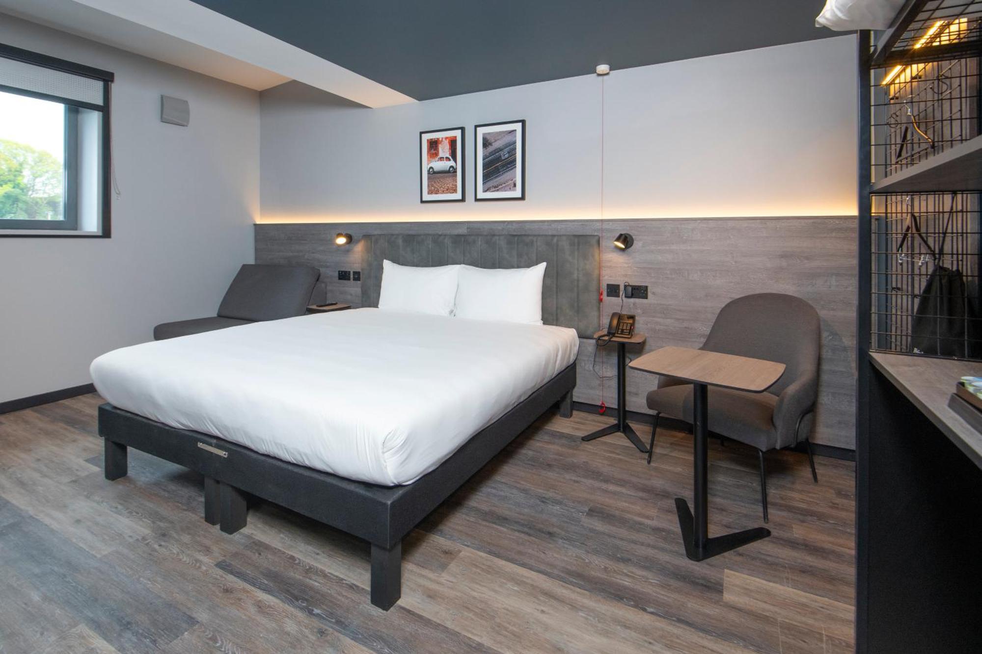 Ibis Styles London Gatwick Airport Hotel Crawley  Buitenkant foto